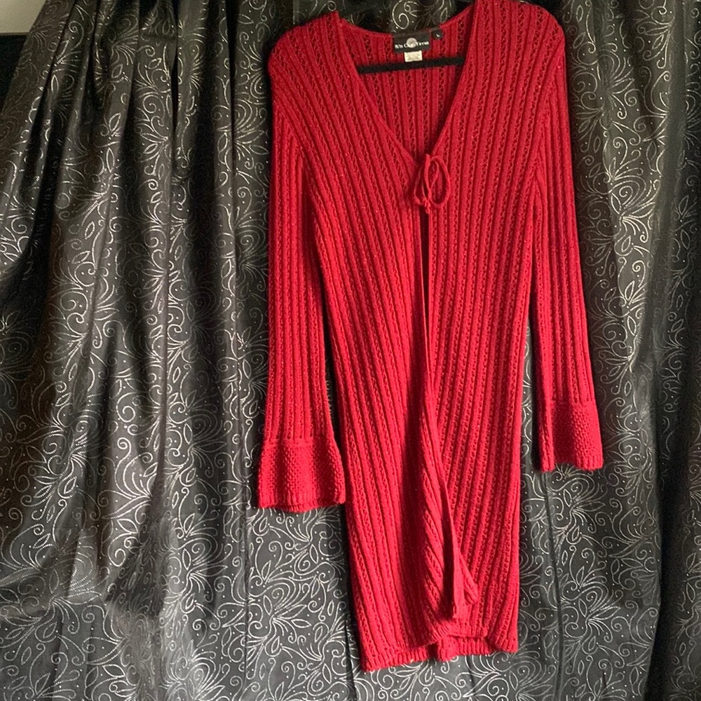 😊🧘‍♀️🧚‍♂️ Vintage 1990’s ruby red long sweater with glitter.